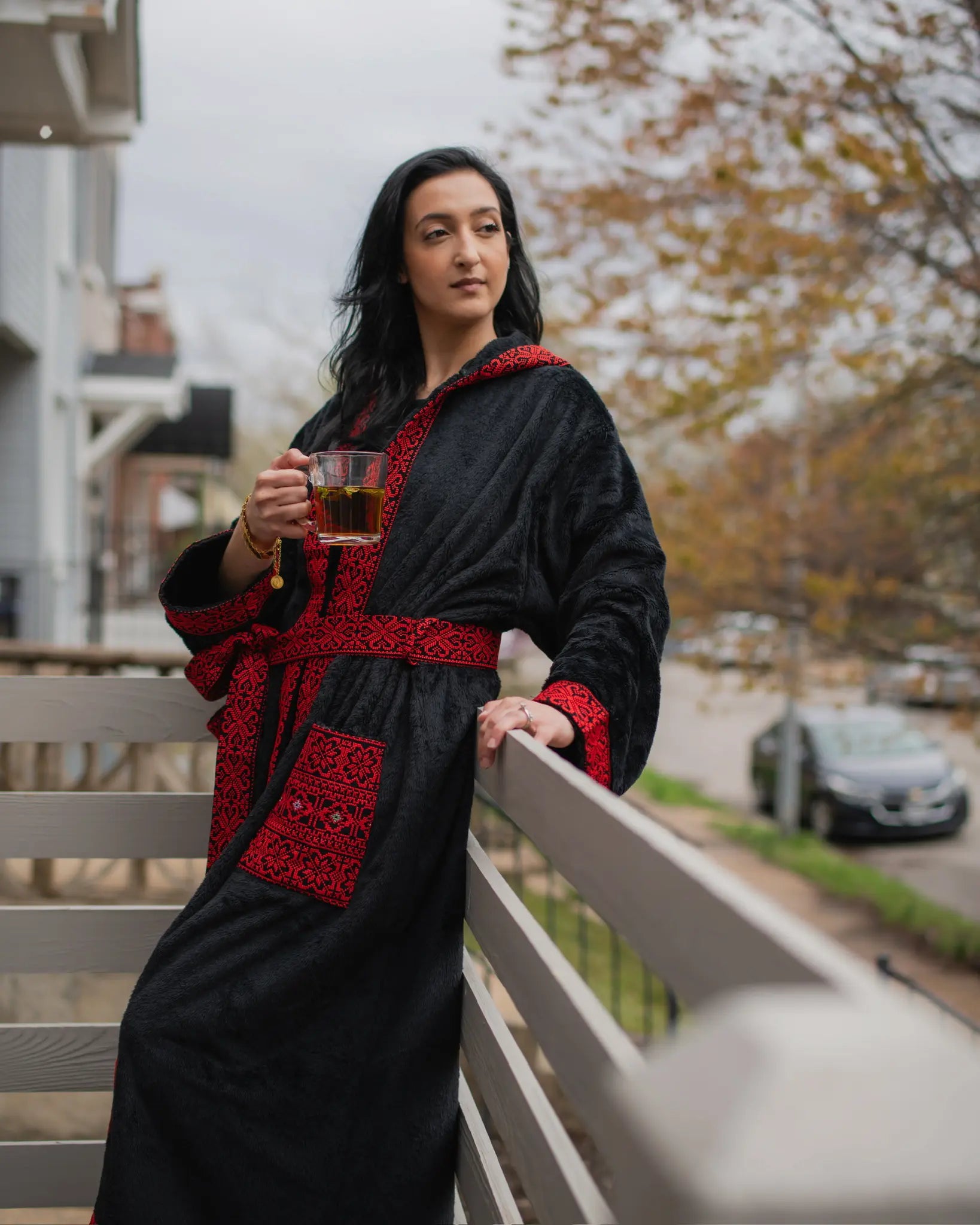 Woman in black Throbe